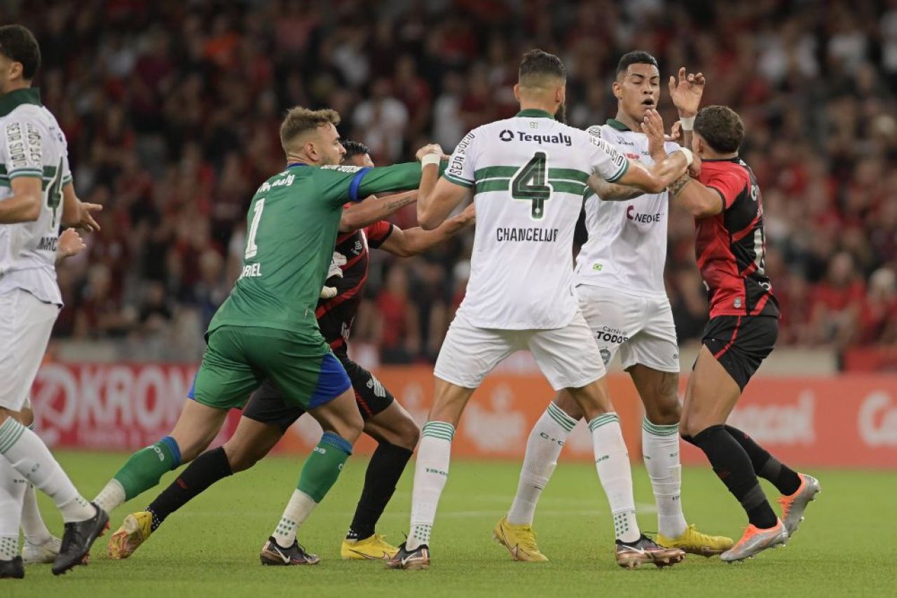 ”El Clasico” din Brazilia s-a încheiat cu o bătaie generală care a durat 15 minute și cu arme pe teren! Imagini incredibile_3