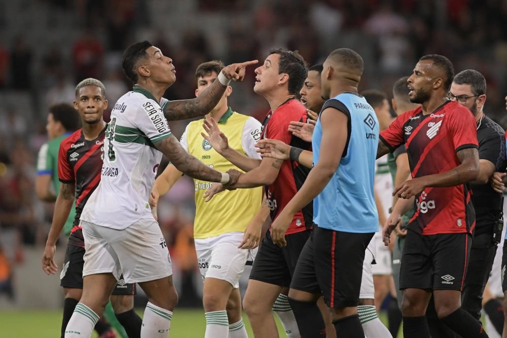 ”El Clasico” din Brazilia s-a încheiat cu o bătaie generală care a durat 15 minute și cu arme pe teren! Imagini incredibile_5