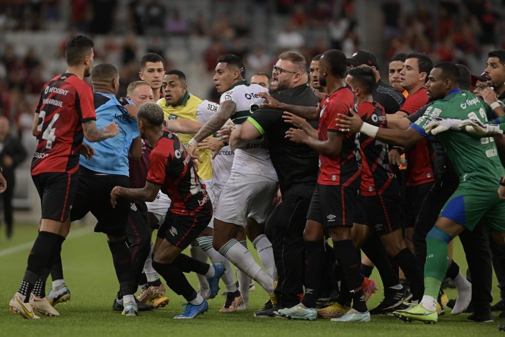 ”El Clasico” din Brazilia s-a încheiat cu o bătaie generală care a durat 15 minute și cu arme pe teren! Imagini incredibile_6