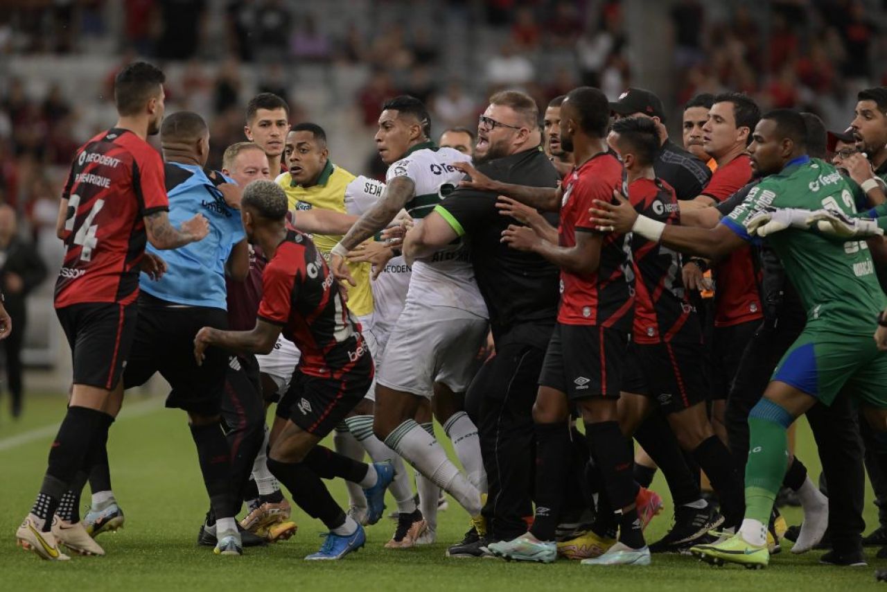 ”El Clasico” din Brazilia s-a încheiat cu o bătaie generală care a durat 15 minute și cu arme pe teren! Imagini incredibile_6