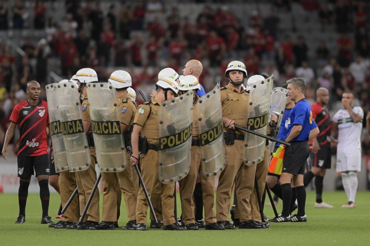 ”El Clasico” din Brazilia s-a încheiat cu o bătaie generală care a durat 15 minute și cu arme pe teren! Imagini incredibile_7