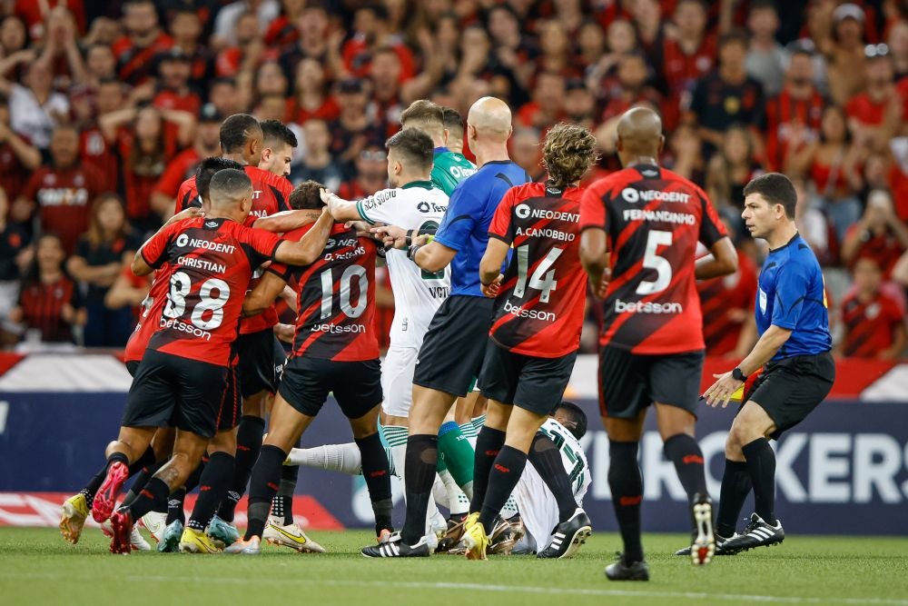”El Clasico” din Brazilia s-a încheiat cu o bătaie generală care a durat 15 minute și cu arme pe teren! Imagini incredibile_8