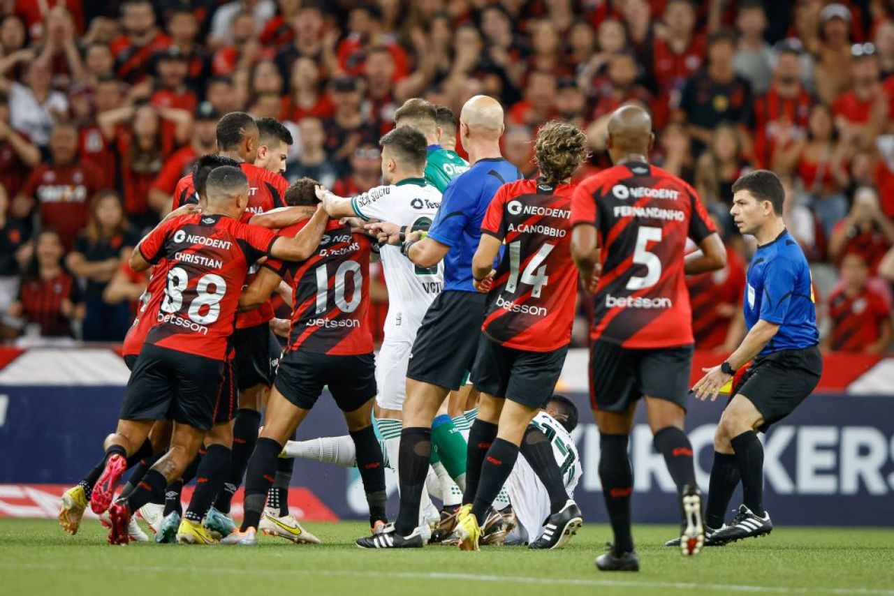 ”El Clasico” din Brazilia s-a încheiat cu o bătaie generală care a durat 15 minute și cu arme pe teren! Imagini incredibile_8