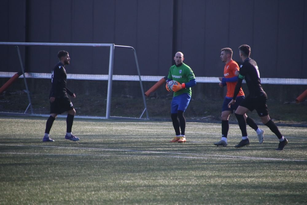 Echipa din Liga 2 care poate alinia un prim ”11” format numai din jucători străini! Ultimul venit a jucat la Borussia Dortmund_7