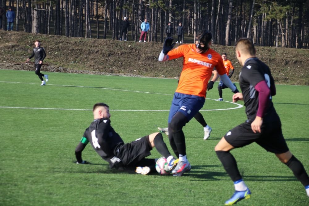 Echipa din Liga 2 care poate alinia un prim ”11” format numai din jucători străini! Ultimul venit a jucat la Borussia Dortmund_10