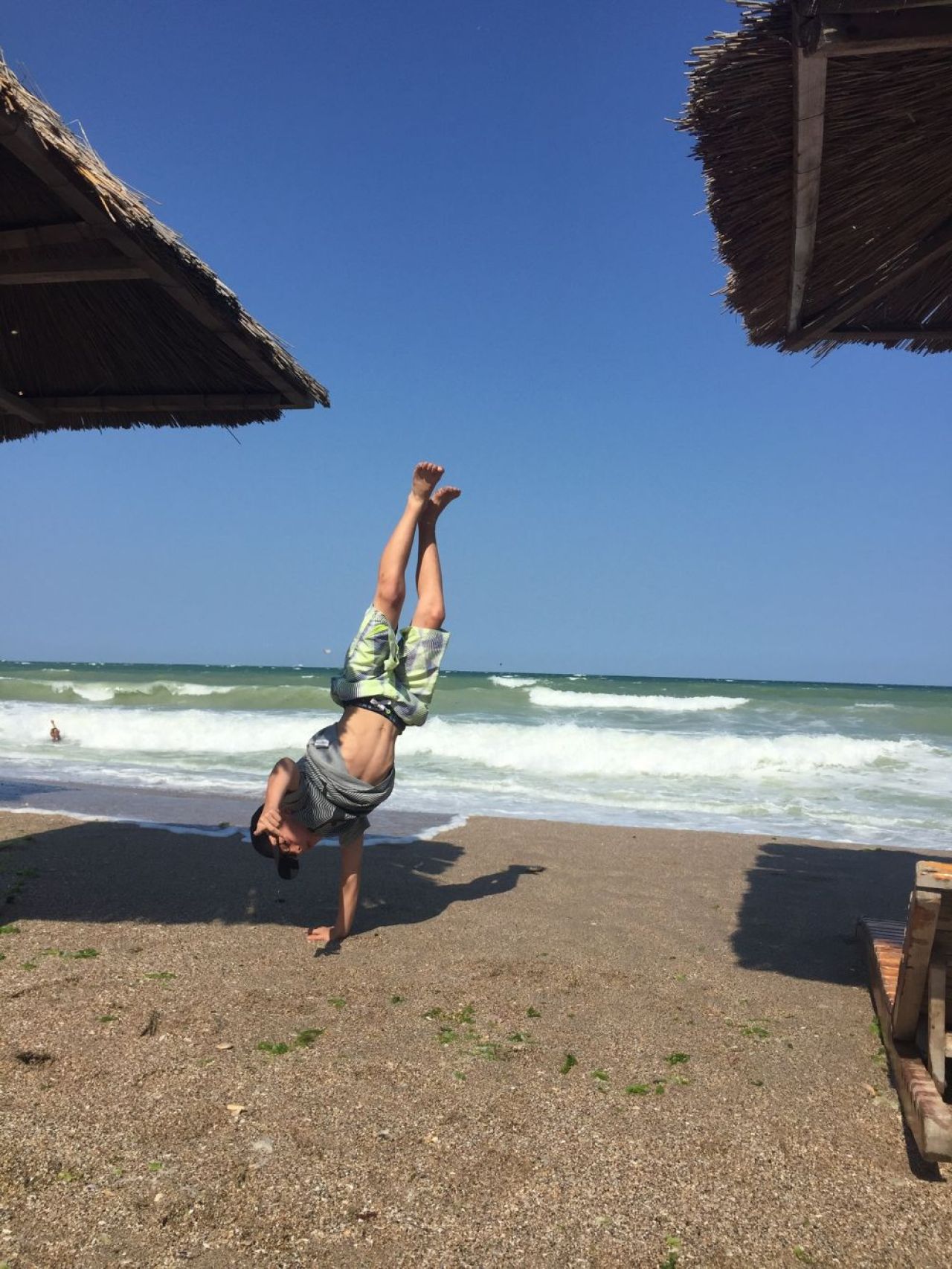 Hit the Floor, Lucas! Povestea românului campion național la breakdance care și-a petrecut toată viața în Canada.