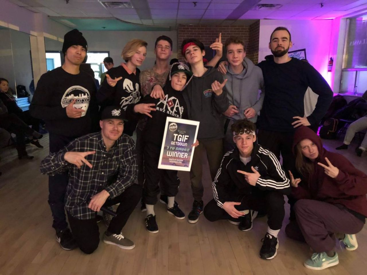Hit the Floor, Lucas! Povestea românului campion național la breakdance care și-a petrecut toată viața în Canada.