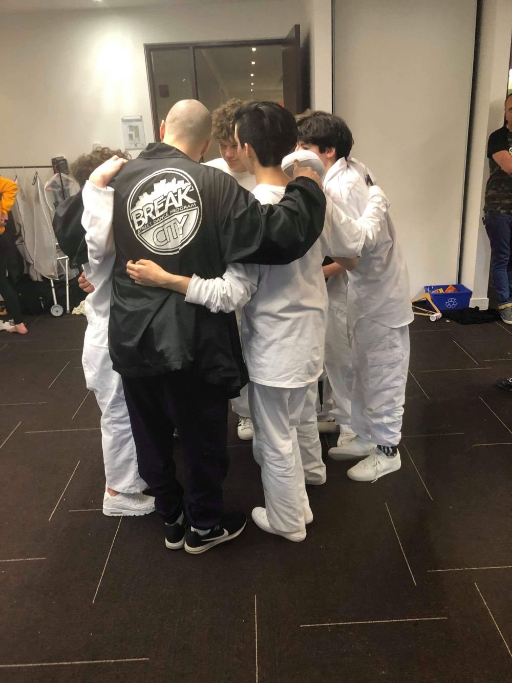 Hit the Floor, Lucas! Povestea românului campion național la breakdance care și-a petrecut toată viața în Canada. 