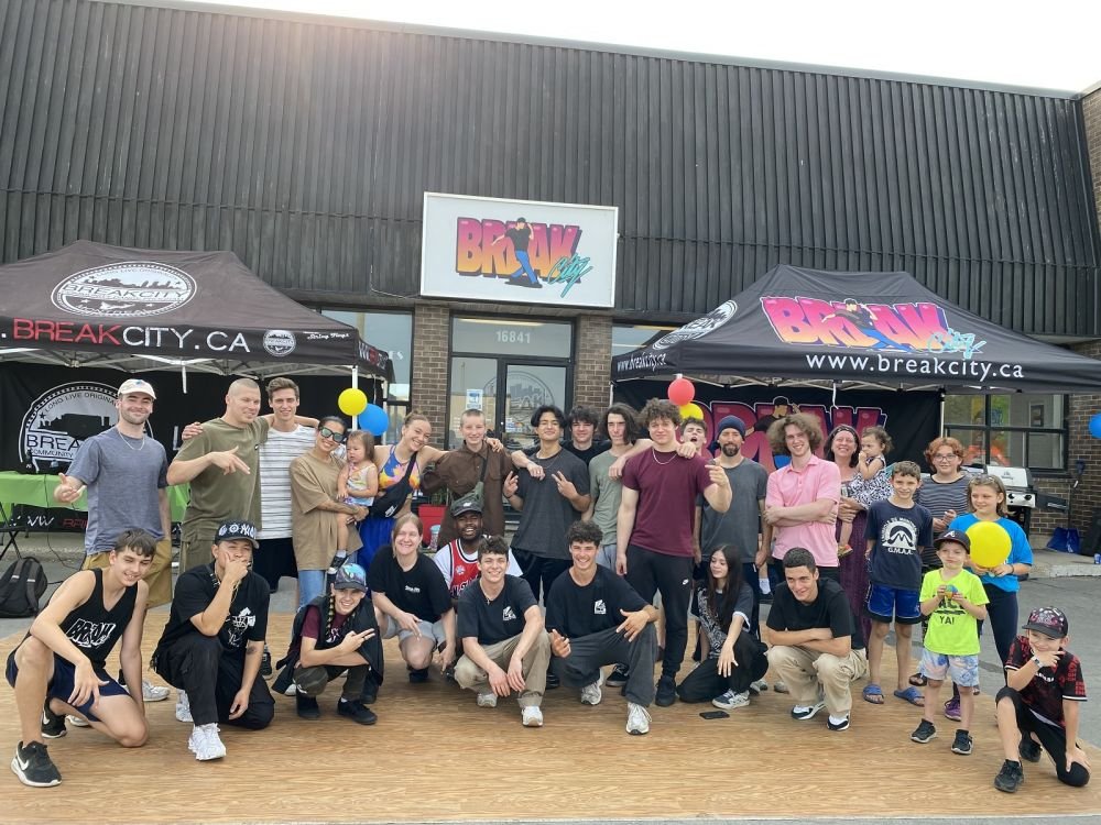 Hit the Floor, Lucas! Povestea românului campion național la breakdance care și-a petrecut toată viața în Canada. 