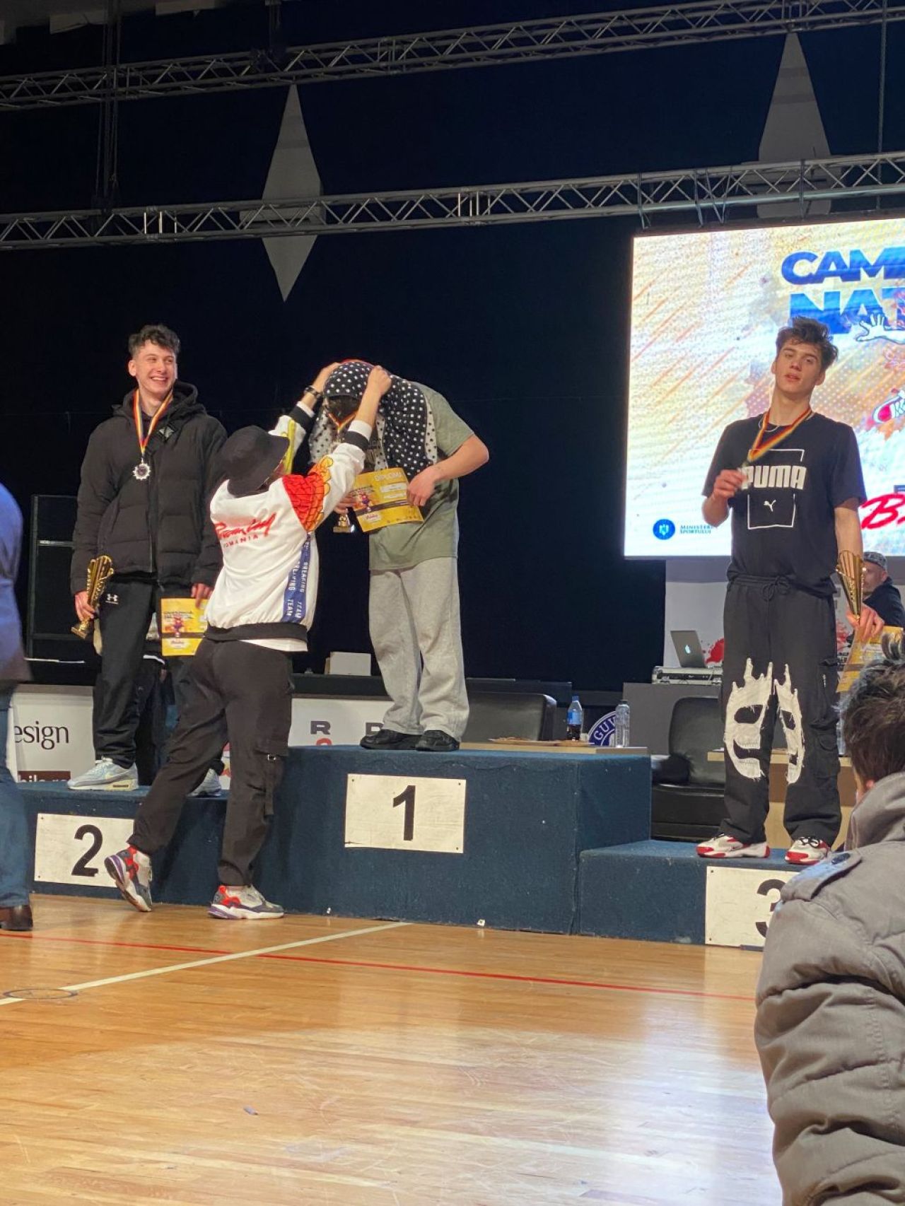 Hit the Floor, Lucas! Povestea românului campion național la breakdance care și-a petrecut toată viața în Canada.