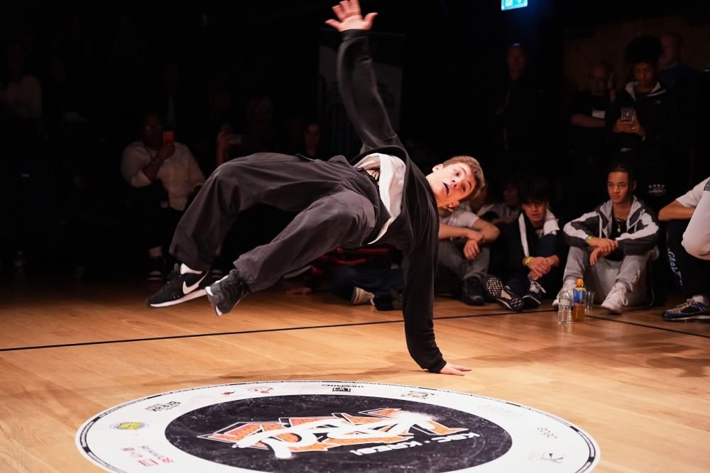 Hit the Floor, Lucas! Povestea românului campion național la breakdance care și-a petrecut toată viața în Canada. 