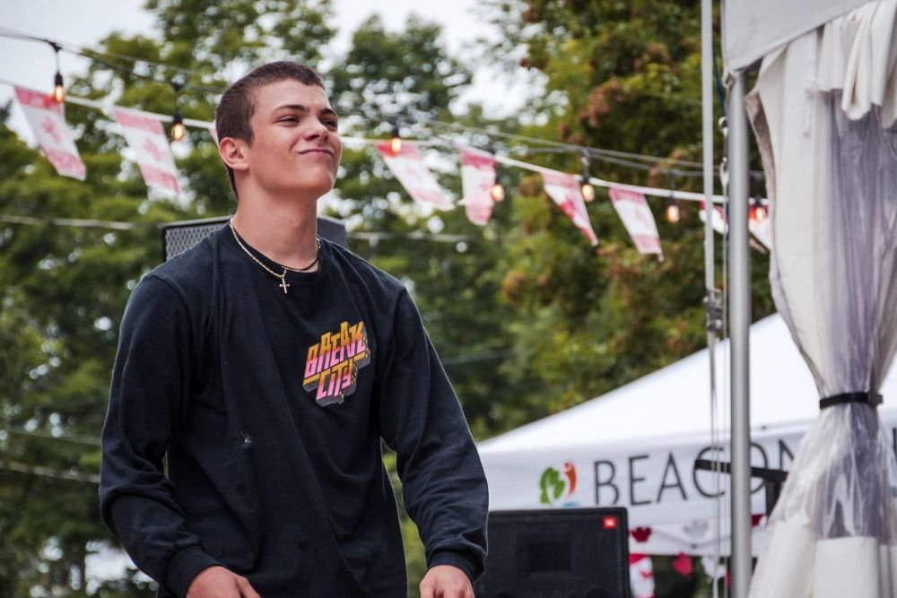 Hit the Floor, Lucas! Povestea românului campion național la breakdance care și-a petrecut toată viața în Canada. 