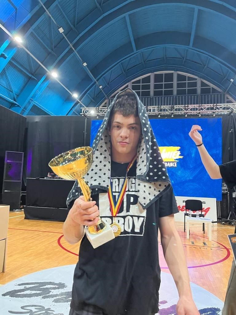 Hit the Floor, Lucas! Povestea românului campion național la breakdance care și-a petrecut toată viața în Canada. 