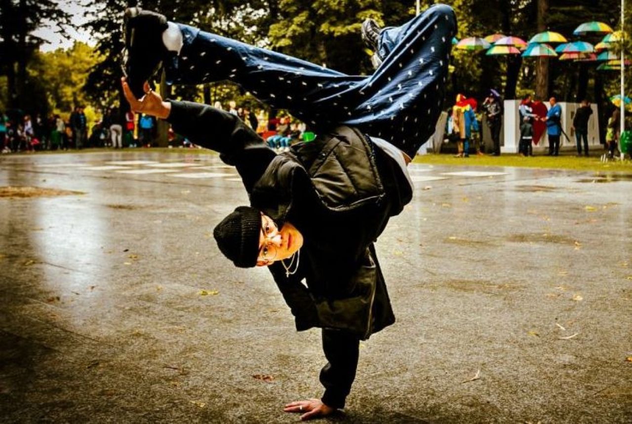 Hit the Floor, Lucas! Povestea românului campion național la breakdance care și-a petrecut toată viața în Canada.