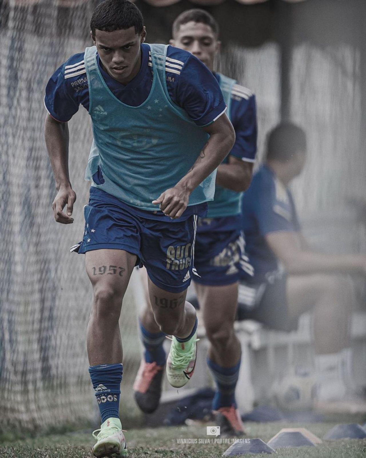 Pe urmele tatălui! Fiul lui Ronaldinho a semnat cu FC Barcelona! Promisiunea „Dințosului”_1