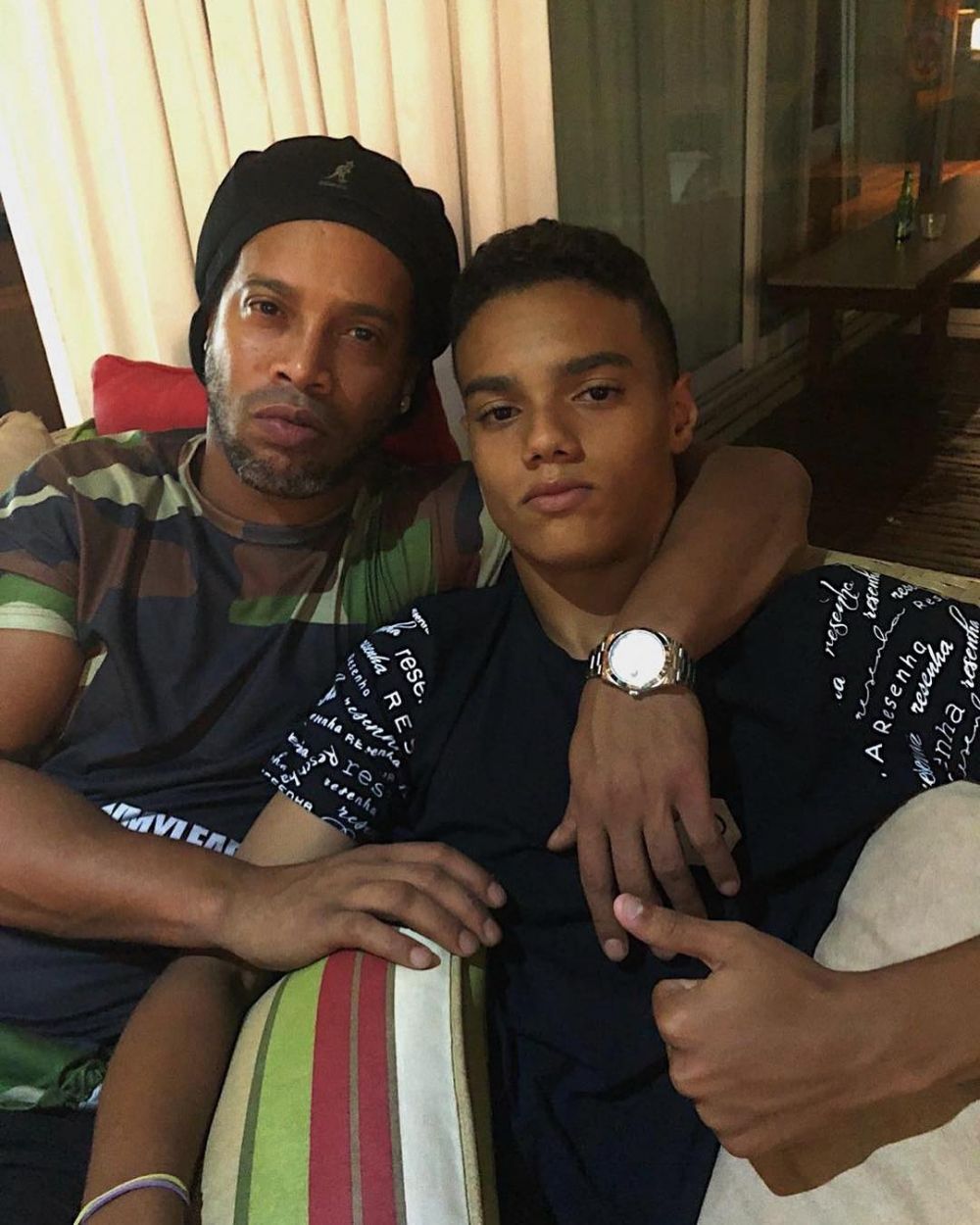 Pe urmele tatălui! Fiul lui Ronaldinho a semnat cu FC Barcelona! Promisiunea „Dințosului”_11