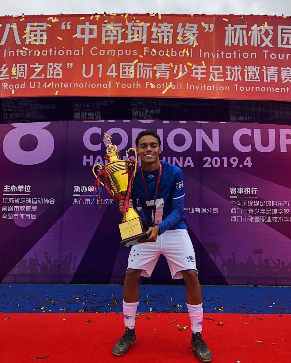 Pe urmele tatălui! Fiul lui Ronaldinho a semnat cu FC Barcelona! Promisiunea „Dințosului”_12