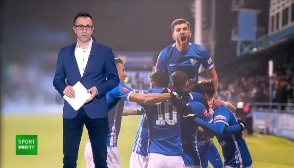 Nu și-a dat jos pijamalele ca să nu &icirc;nghete pe stadion! Așa a venit la meci un suporter al lui Hagi. Au fost -8 grade la Farul - Craiova