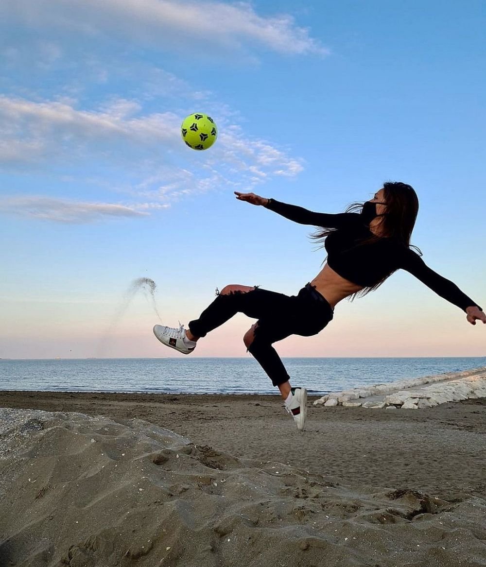 Cea mai hot jucătoare de fotbal din Italia, apariție incendiară în costum de baie. Agata este de o frumusețe răpitoare_19