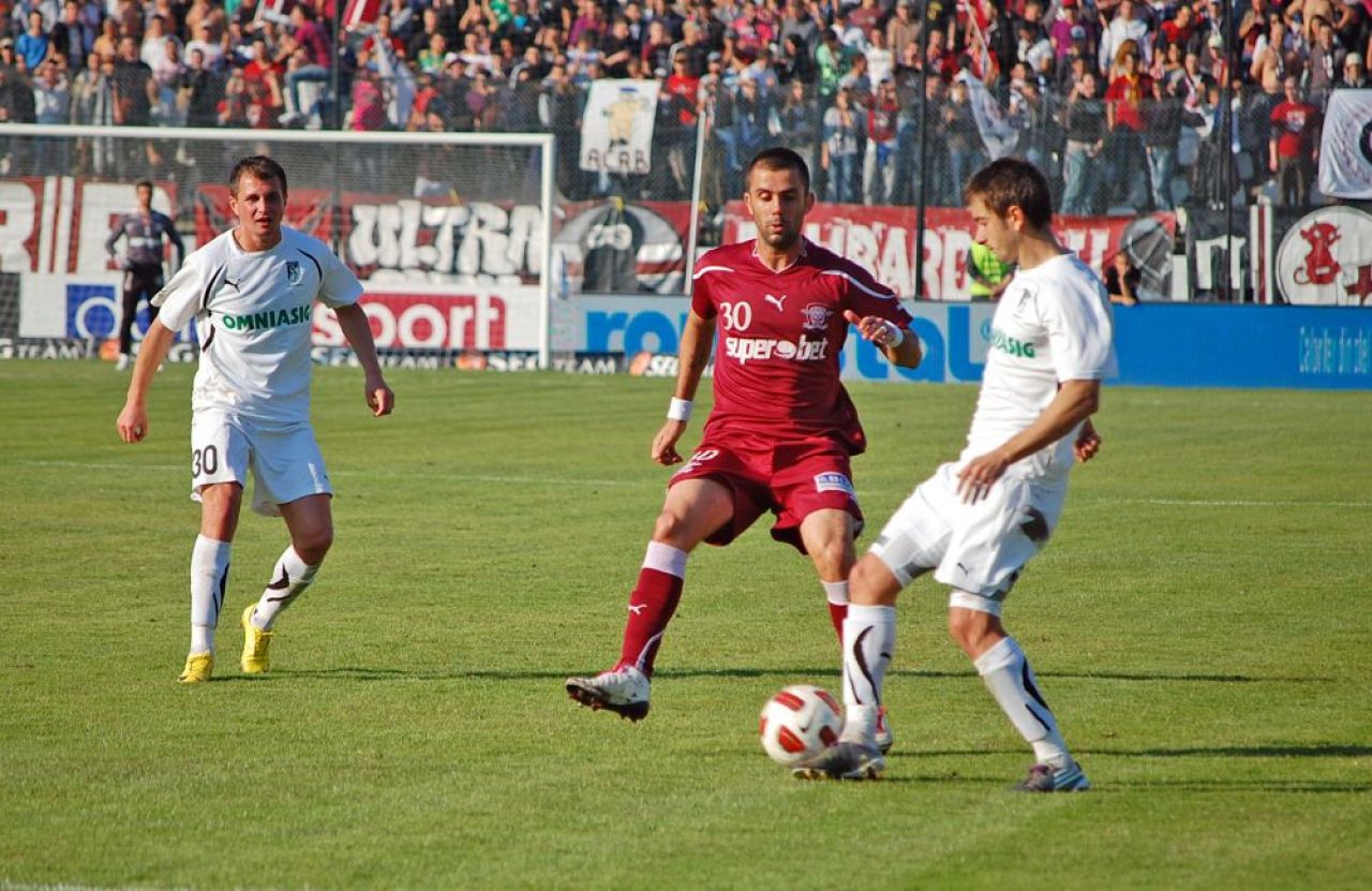 FCSB a fost aproape de finala Cupei UEFA, dar un rival din Liga 1 crede că trebuia să piardă titlul în România în acel sezon!_2