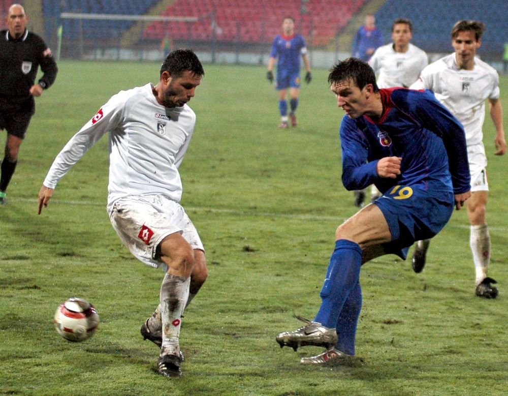 FCSB a fost aproape de finala Cupei UEFA, dar un rival din Liga 1 crede că trebuia să piardă titlul în România în acel sezon!_12