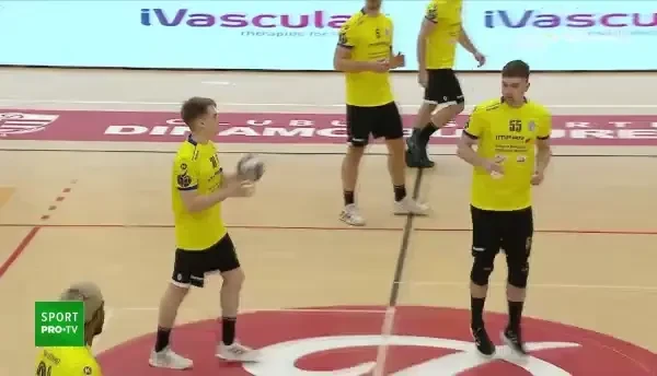 Handbal: Dinamo - CSM Odorheiu Secuiesc, primele 5 minute din meci