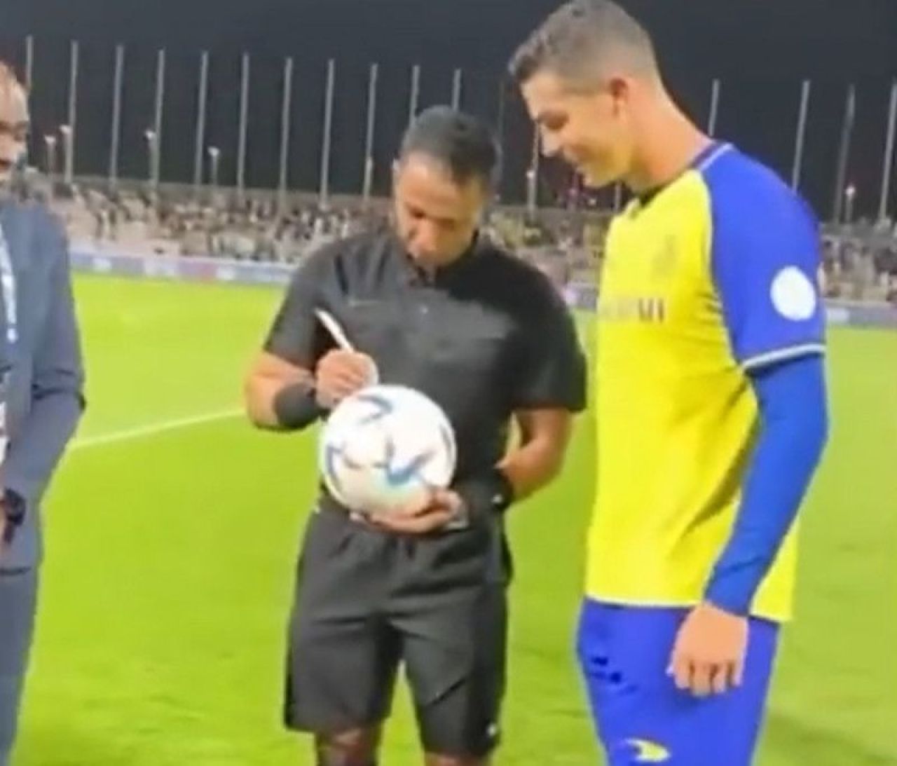 Gestul făcut de Cristiano Ronaldo la finalul meciului în care a marcat patru goluri. Cu cine s-a fotografiat _1