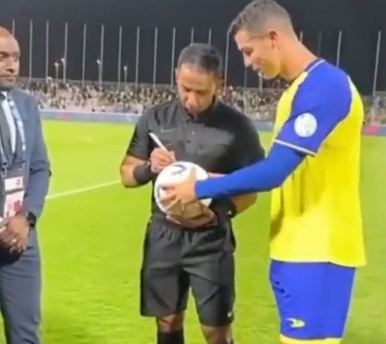 Gestul făcut de Cristiano Ronaldo la finalul meciului în care a marcat patru goluri. Cu cine s-a fotografiat _2