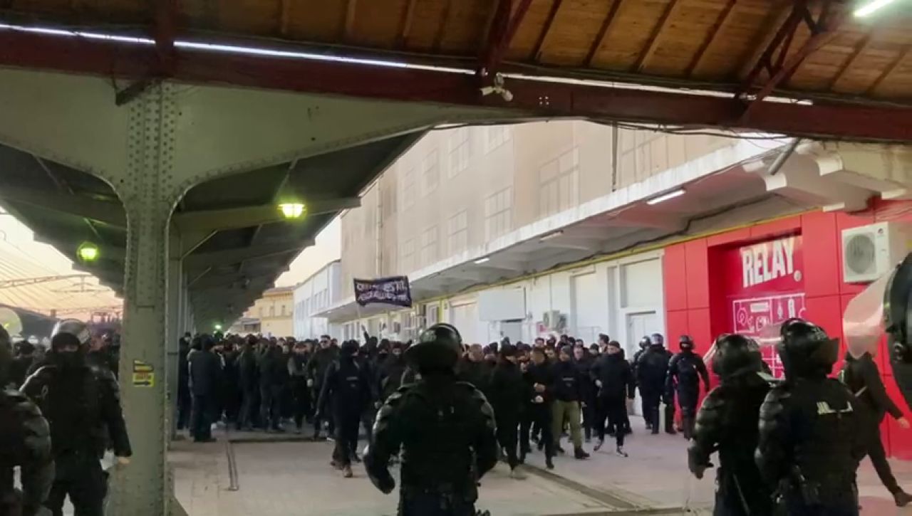 Ce au scandat fanii lui FC U Craiova la sosirea în Gara de Nord din București_1