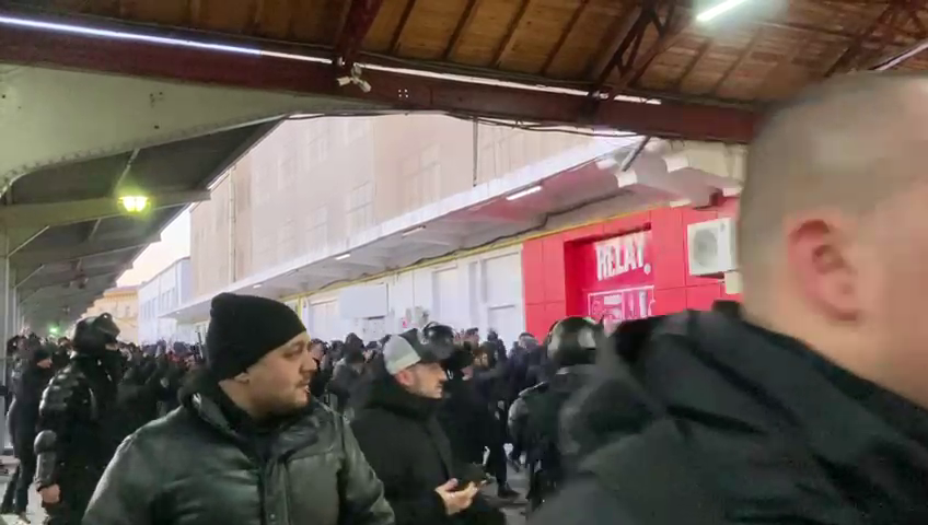Ce au scandat fanii lui FC U Craiova la sosirea în Gara de Nord din București_2