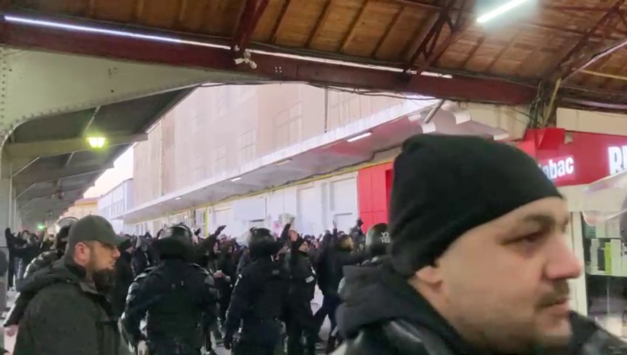 Ce au scandat fanii lui FC U Craiova la sosirea în Gara de Nord din București_3
