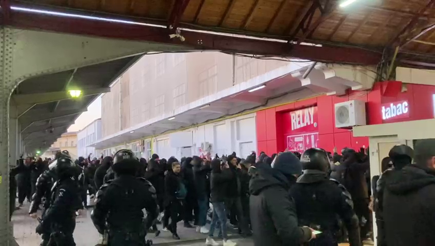 Ce au scandat fanii lui FC U Craiova la sosirea în Gara de Nord din București_4