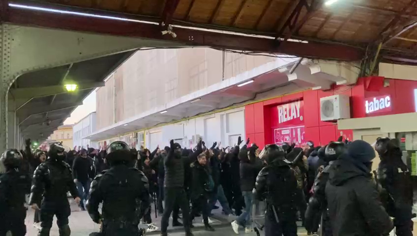 Ce au scandat fanii lui FC U Craiova la sosirea în Gara de Nord din București_5
