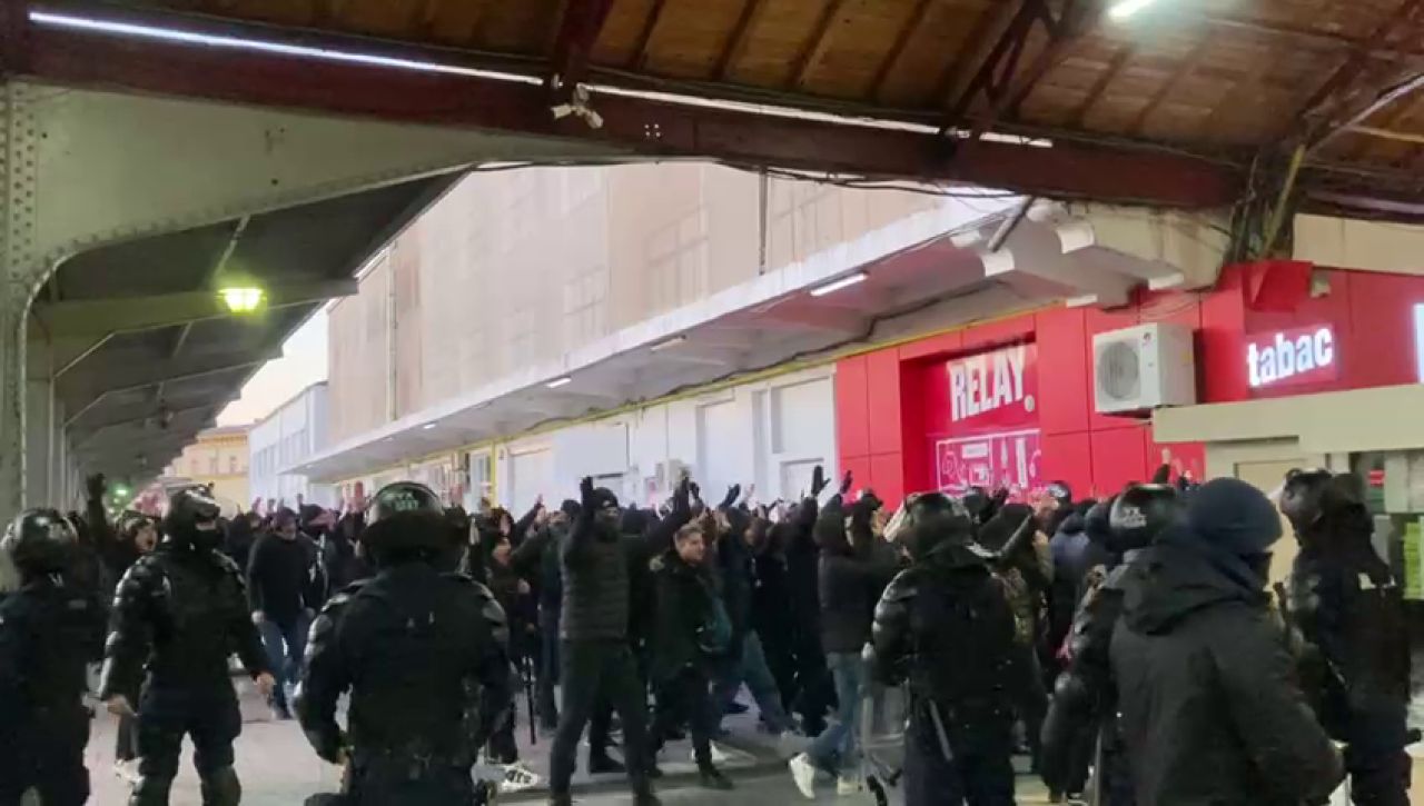 Ce au scandat fanii lui FC U Craiova la sosirea în Gara de Nord din București_5