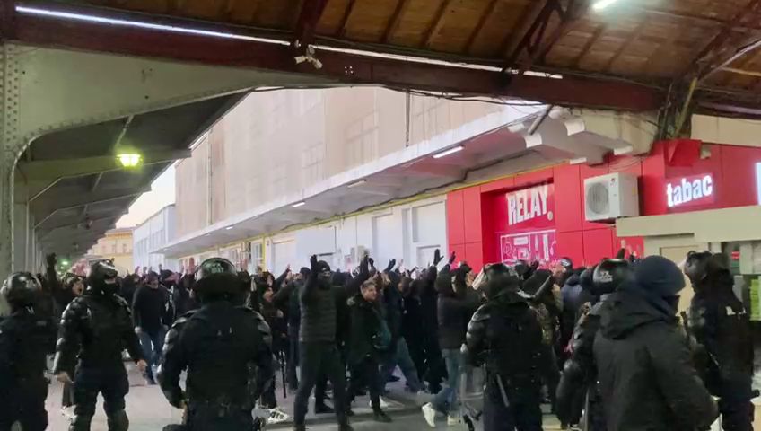 Ce au scandat fanii lui FC U Craiova la sosirea în Gara de Nord din București_5