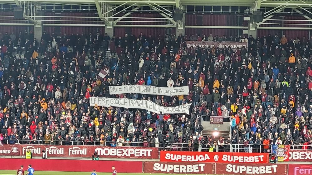 Galeria celor de la Rapid, bannere la foc automat în meciul cu FC U Craiova: 