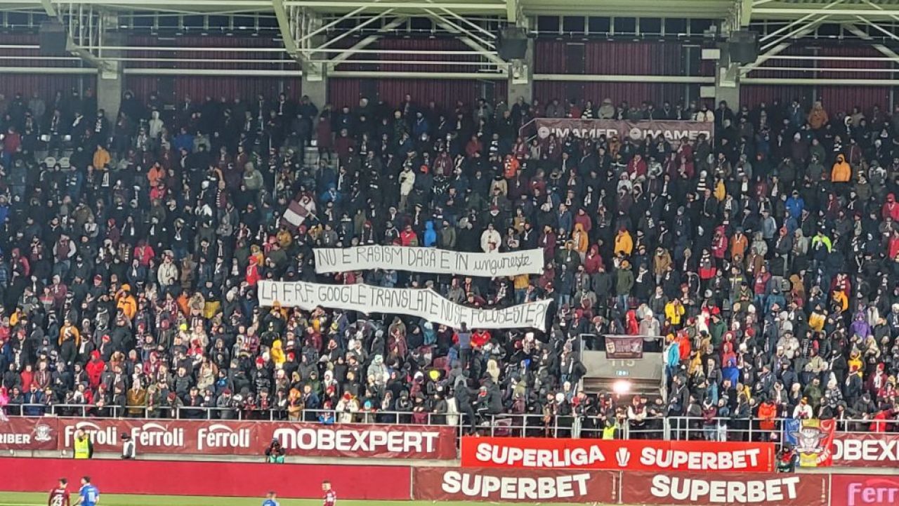 Galeria celor de la Rapid, bannere la foc automat în meciul cu FC U Craiova: