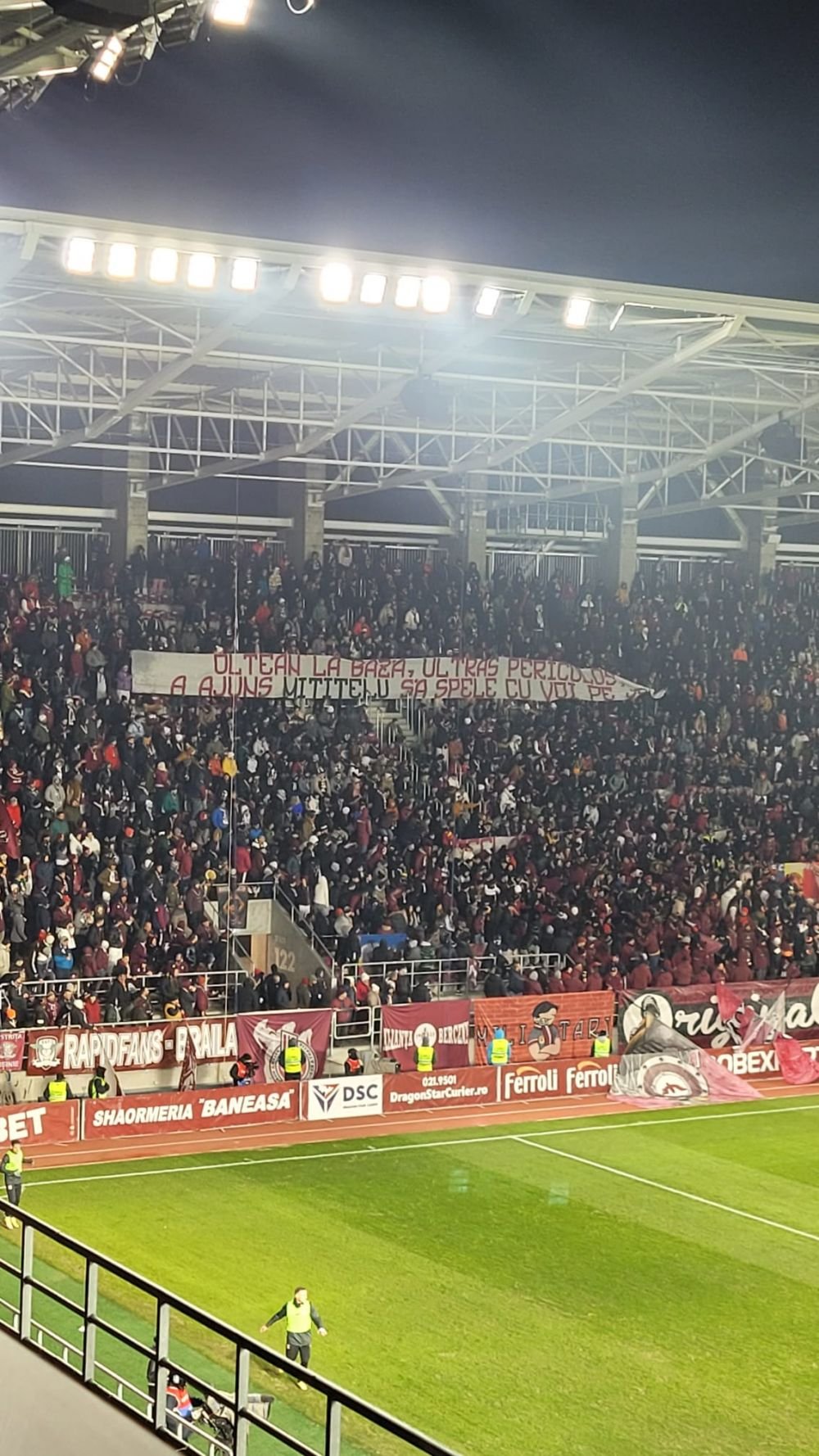 Galeria celor de la Rapid, bannere la foc automat în meciul cu FC U Craiova: 