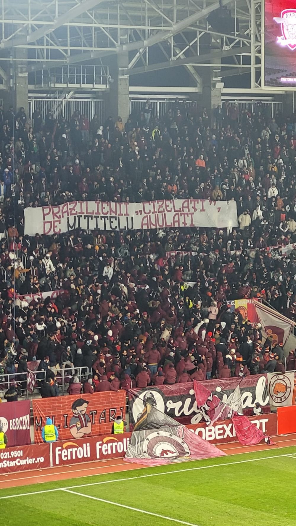 Galeria celor de la Rapid, bannere la foc automat în meciul cu FC U Craiova: 