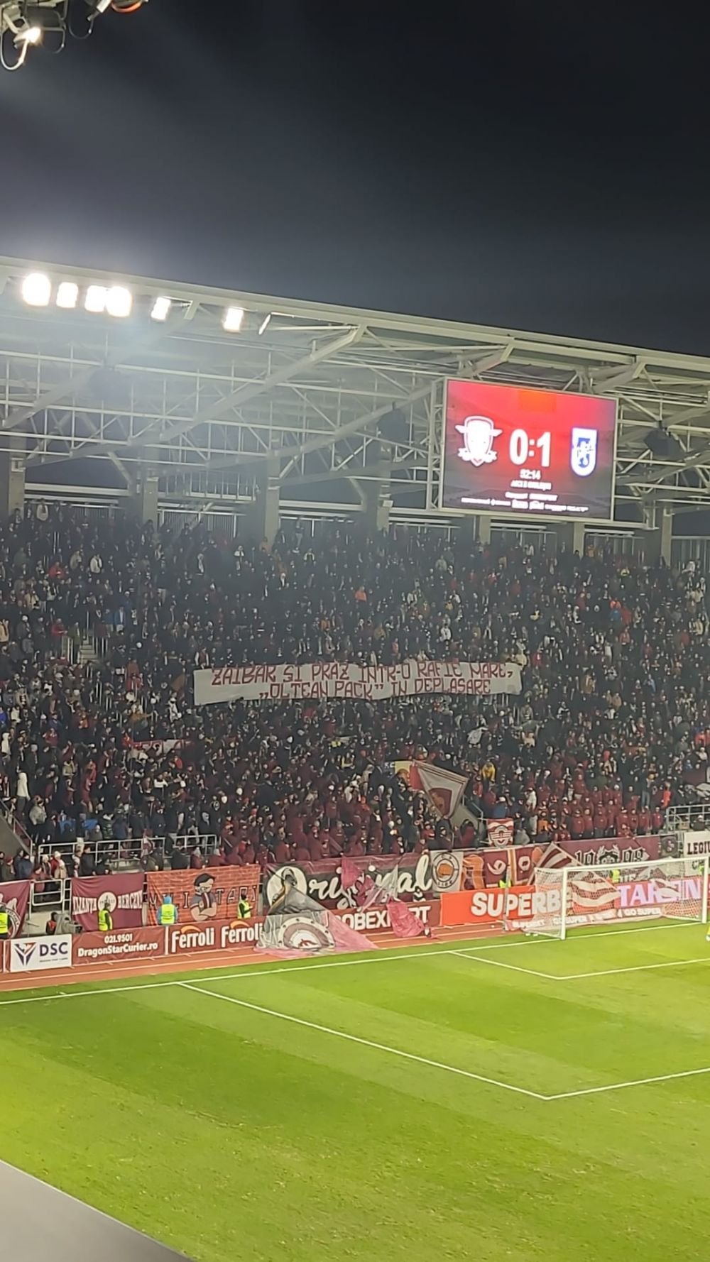 Galeria celor de la Rapid, bannere la foc automat în meciul cu FC U Craiova: 
