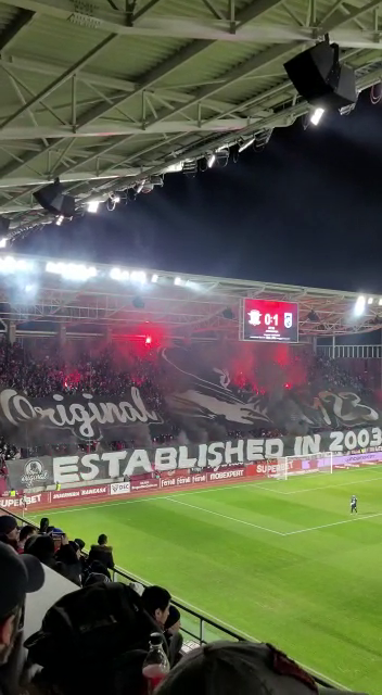 Galeria celor de la Rapid, bannere la foc automat în meciul cu FC U Craiova: 