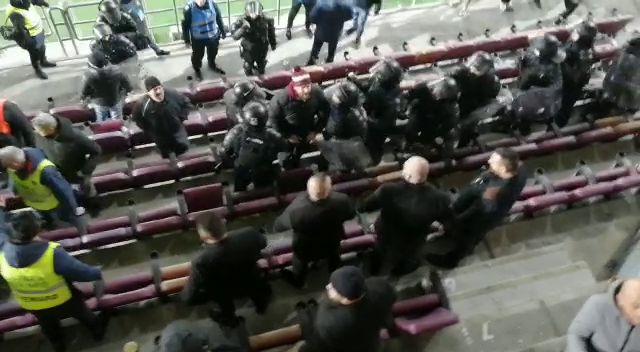 Scandal la finalul meciului Rapid - FCU Craiova! Fanii au încercat să meargă la loja lui Mititelu _3