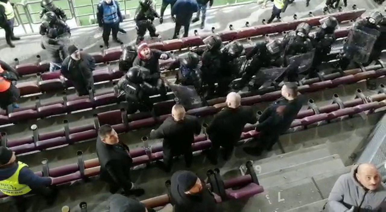Scandal la finalul meciului Rapid - FCU Craiova! Fanii au încercat să meargă la loja lui Mititelu _4