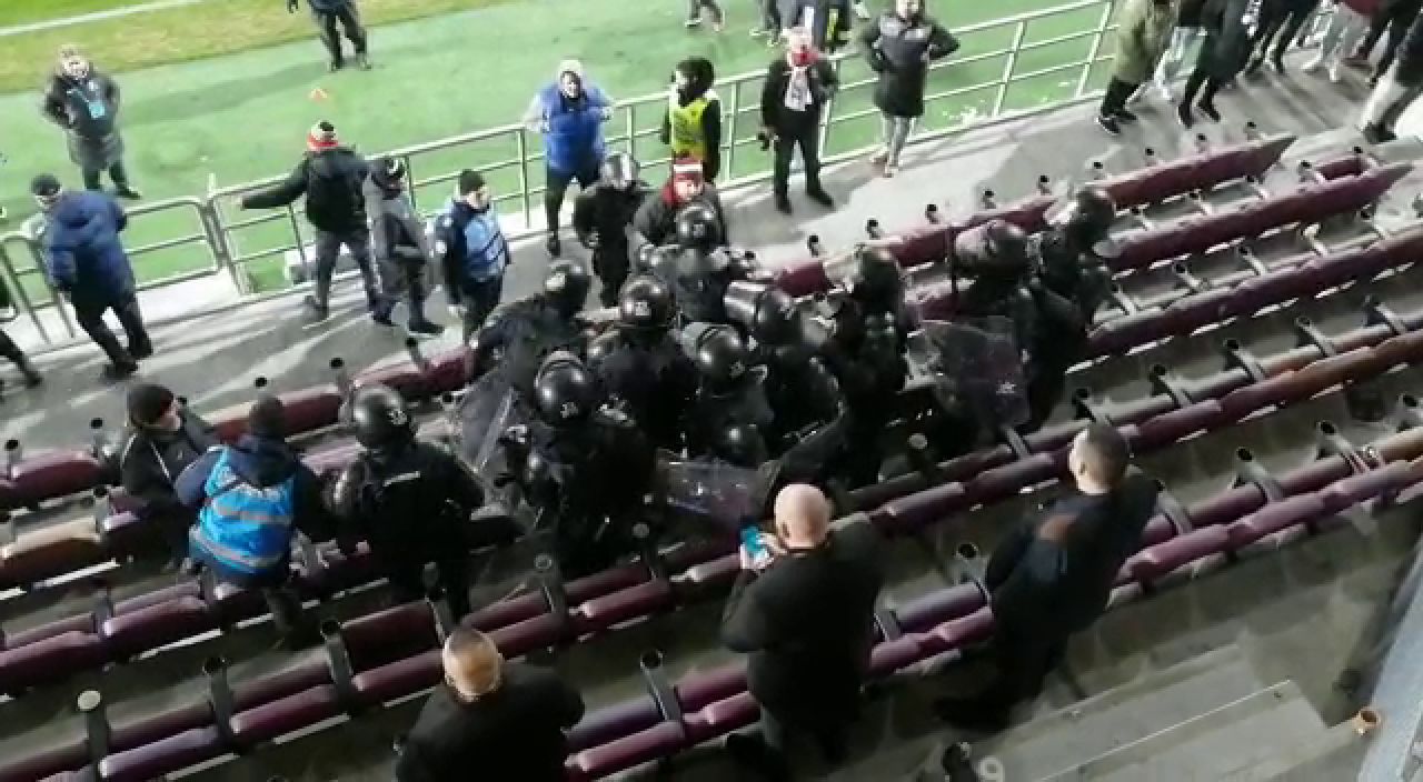 Scandal la finalul meciului Rapid - FCU Craiova! Fanii au încercat să meargă la loja lui Mititelu _6