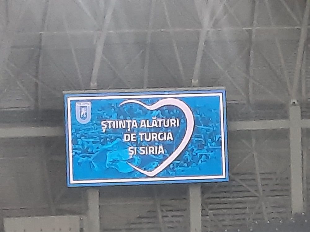Moment emoționant înainte de startul meciului Universitatea Craiova - CFR Cluj dedicat victimelor din Turcia și Siria _4