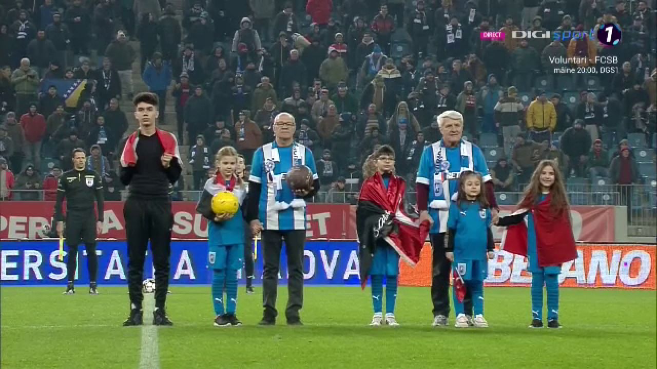 Moment emoționant înainte de startul meciului Universitatea Craiova - CFR Cluj dedicat victimelor din Turcia și Siria _17