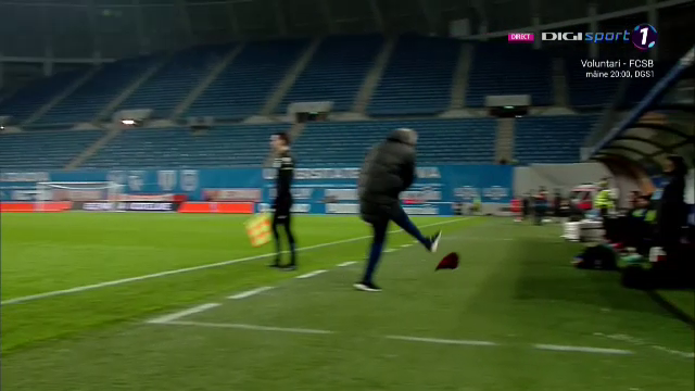 Imaginile zilei! Dan Petrescu, șut &icirc;n căciulă după o fază care l-a scos din minți &icirc;n meciul cu Universitatea Craiova&nbsp;