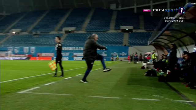 Imaginile zilei! Dan Petrescu, șut în căciulă după o fază care l-a scos din minți în meciul cu Universitatea Craiova _2