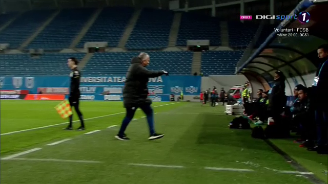 Imaginile zilei! Dan Petrescu, șut în căciulă după o fază care l-a scos din minți în meciul cu Universitatea Craiova _3