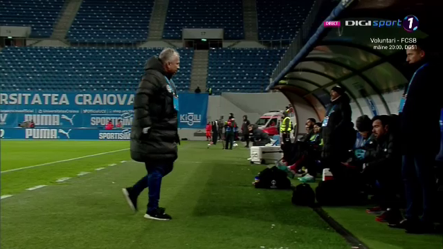 Imaginile zilei! Dan Petrescu, șut în căciulă după o fază care l-a scos din minți în meciul cu Universitatea Craiova _5